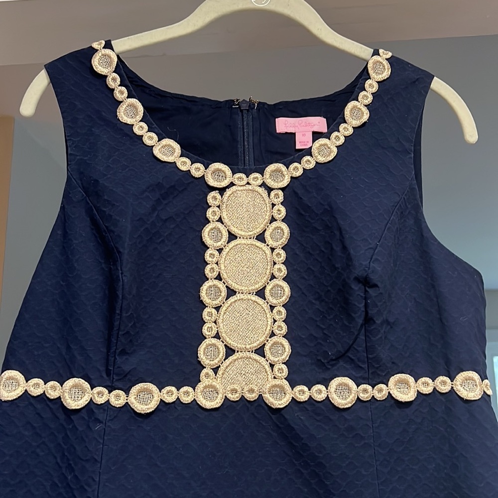 Beautiful Lily Pulitzer Navy Shift Cotton Dress with Gold Appliqué. SZ 10.